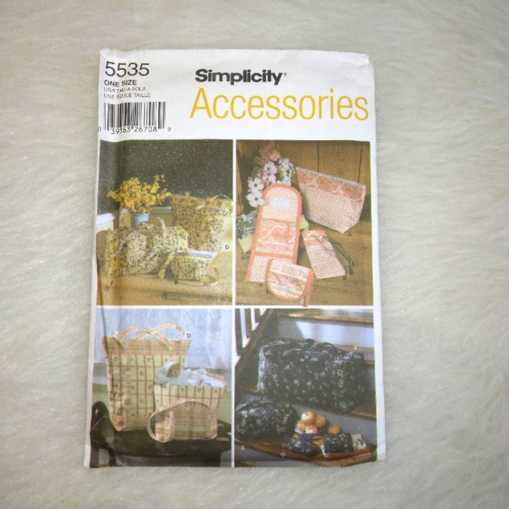 Simplicity # 5535 Quilted bags eyeglass case change purse, New & Uncut